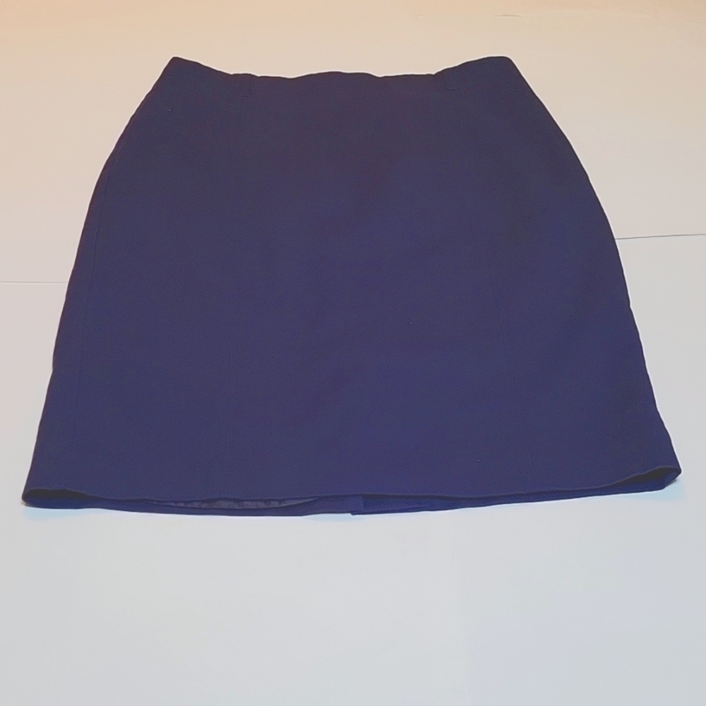 VAN HUESEN Pencil Skirt, Sz 6, Stretch Fabric, Back Slit, Hidden Zipper.